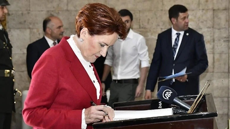 Akşener’den gençlerle birlikte Anıtkabir’e ziyaret