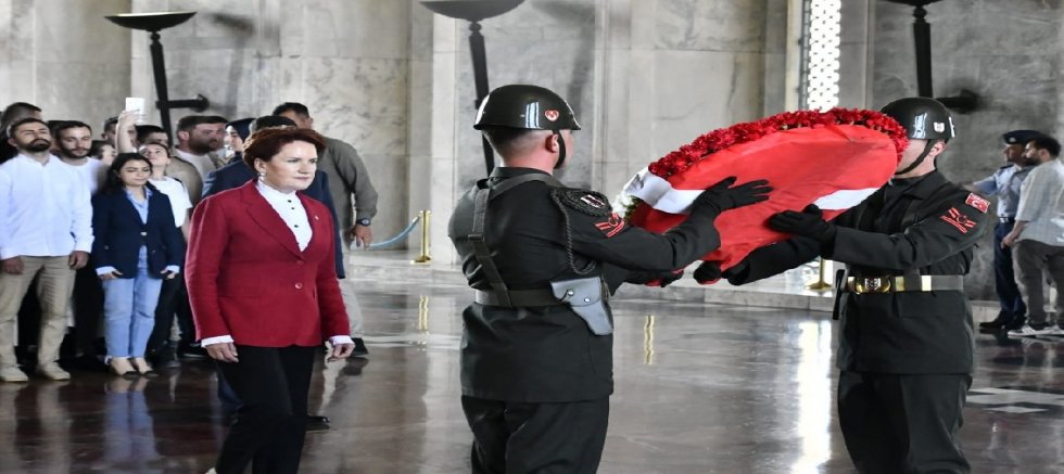 Akşener’den gençlerle birlikte Anıtkabir’e ziyaret